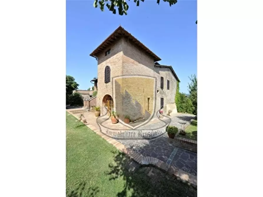 Immagine 2 di Villa in vendita  a Sovicille