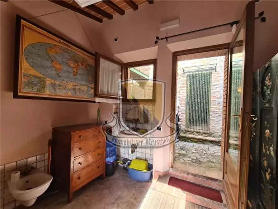 Immagine 37 di Villa in vendita  a Monticiano