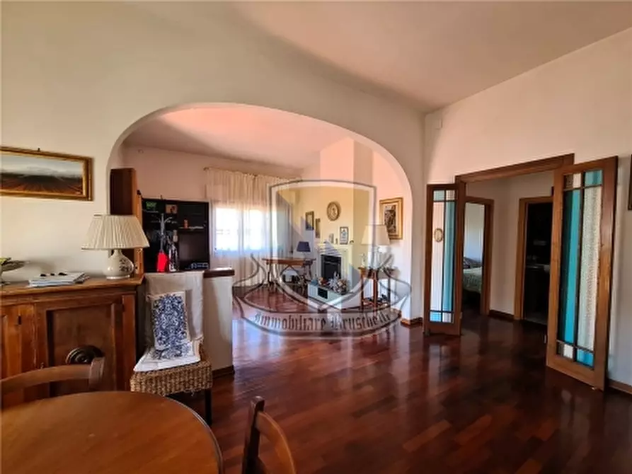 Immagine 1 di Villa in vendita  a Siena