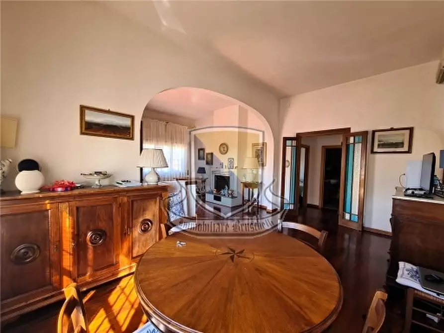 Immagine 2 di Villa in vendita  a Siena