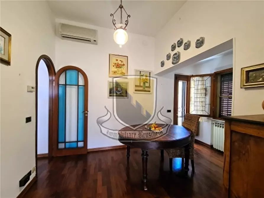 Immagine 11 di Villa in vendita  a Siena