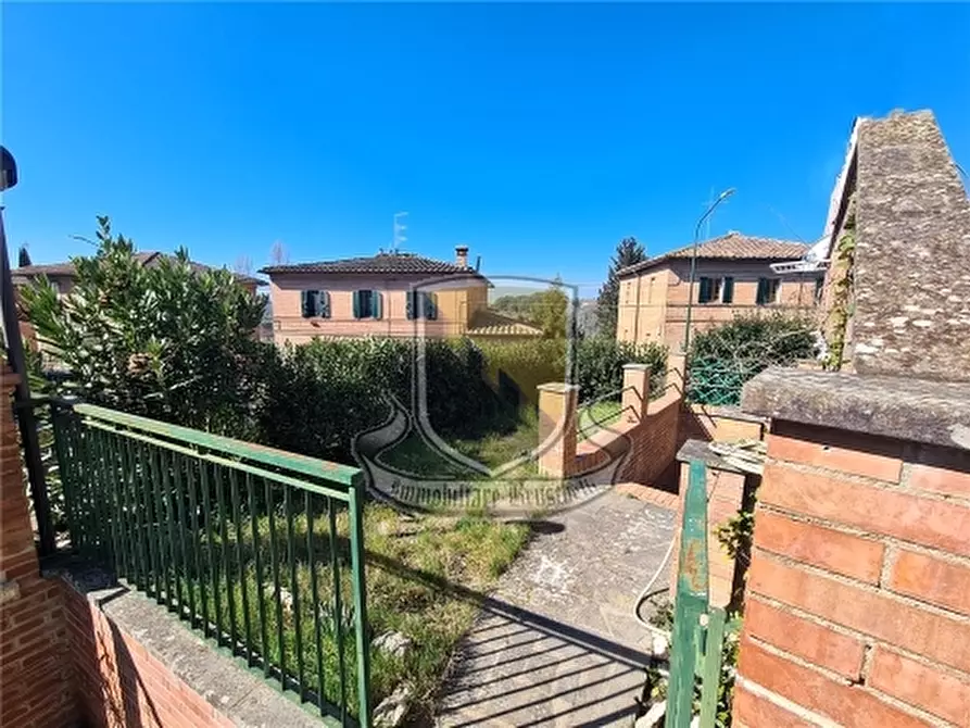 Immagine 27 di Villa in vendita  a Siena