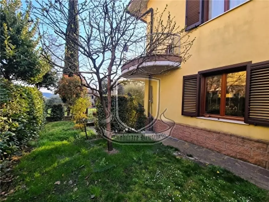 Immagine 2 di Villa in vendita  a Monticiano