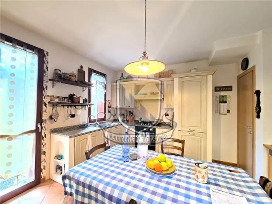 Immagine 7 di Villa in vendita  a Monticiano