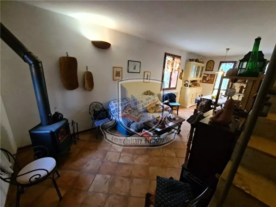 Immagine 8 di Villa in vendita  a Monticiano