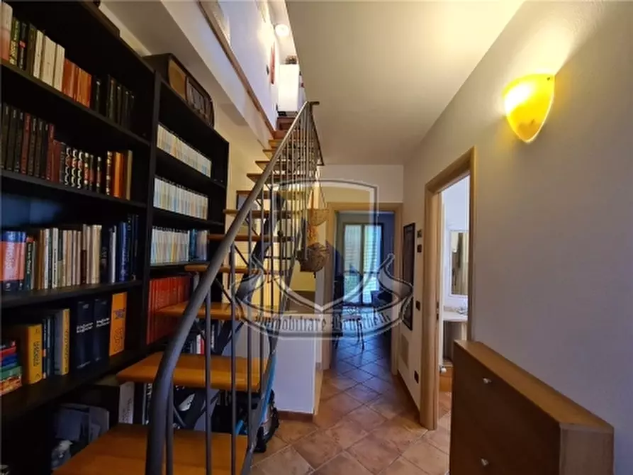 Immagine 18 di Villa in vendita  a Monticiano