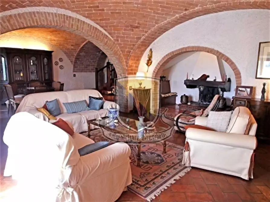 Immagine 12 di Rustico / casale in vendita  a Siena