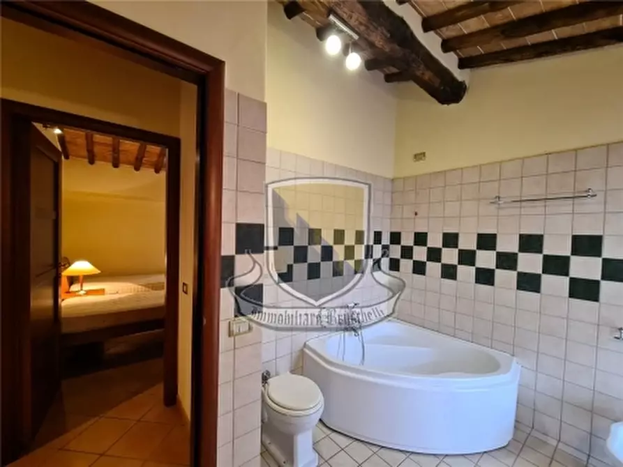 Immagine 38 di Rustico / casale in vendita  a Siena