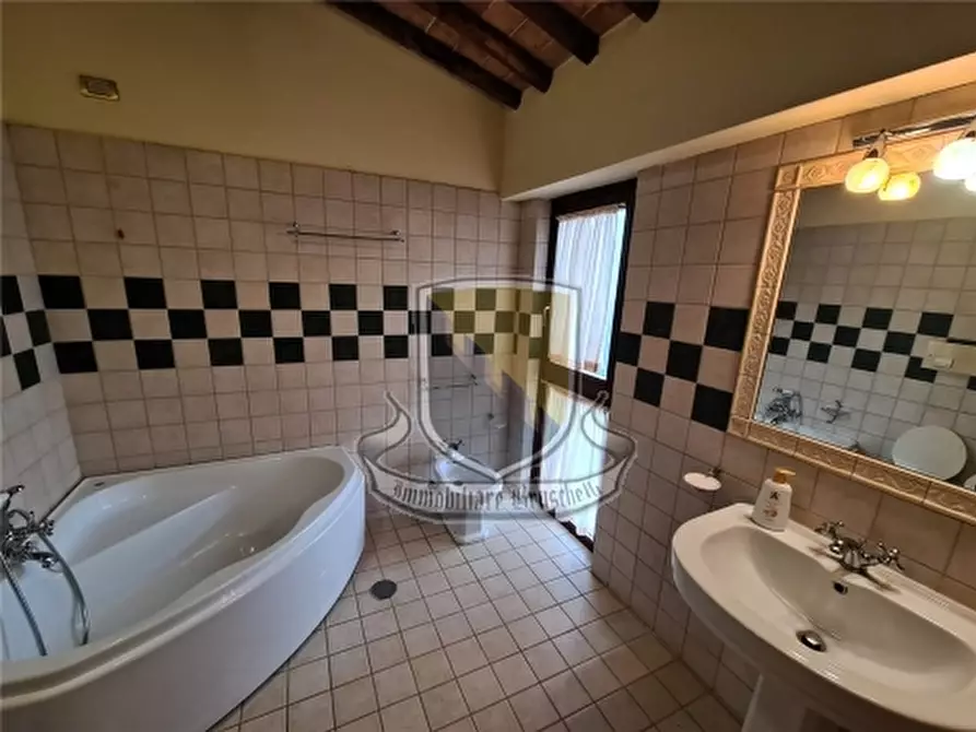 Immagine 40 di Rustico / casale in vendita  a Siena