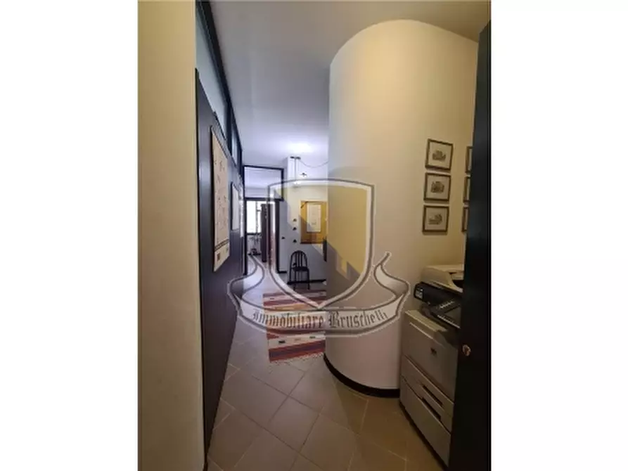 Immagine 6 di Negozio in vendita  a Siena