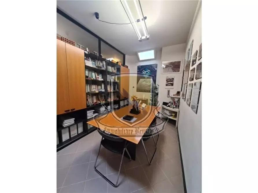 Immagine 7 di Negozio in vendita  a Siena