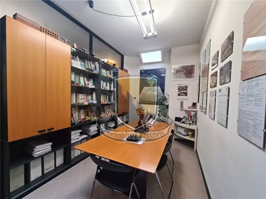 Immagine 8 di Negozio in vendita  a Siena