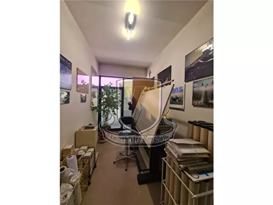 Immagine 9 di Negozio in vendita  a Siena