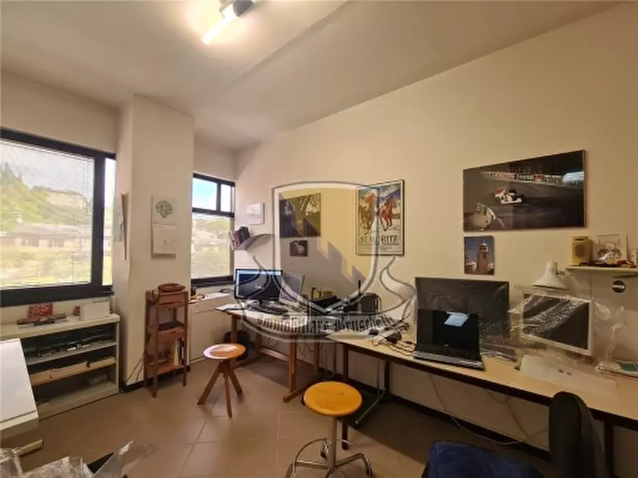 Immagine 10 di Negozio in vendita  a Siena