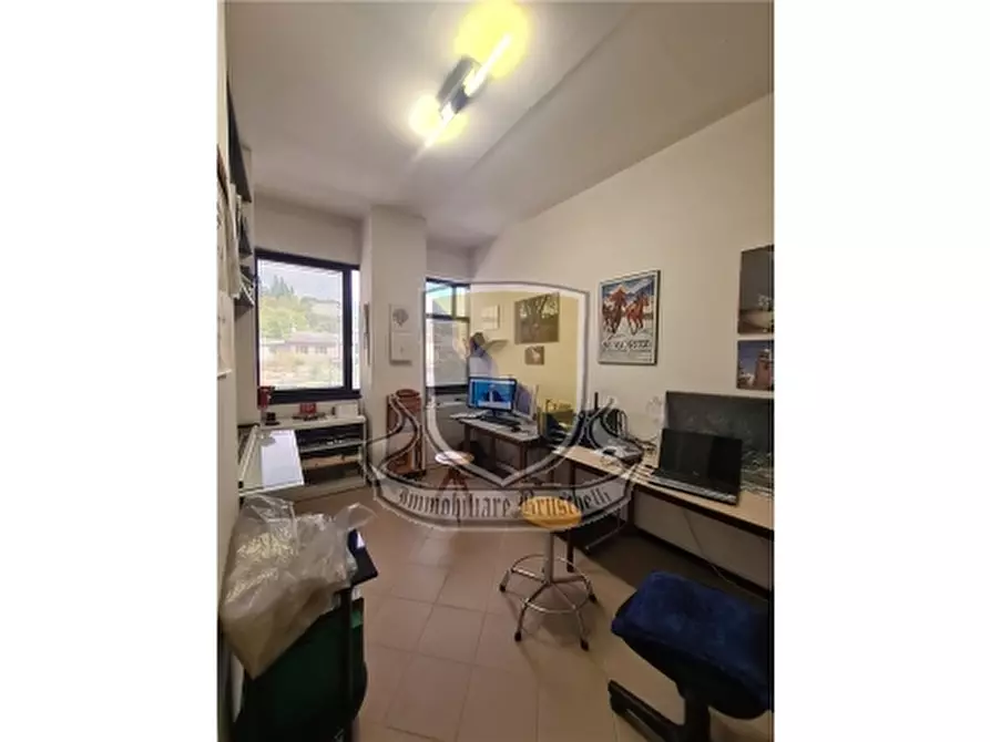 Immagine 11 di Negozio in vendita  a Siena