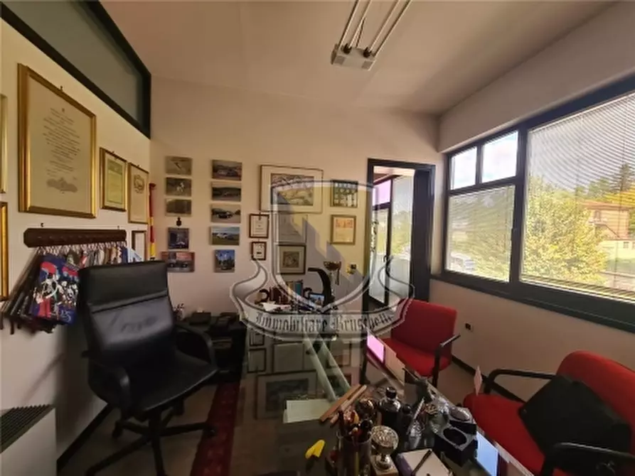 Immagine 12 di Negozio in vendita  a Siena