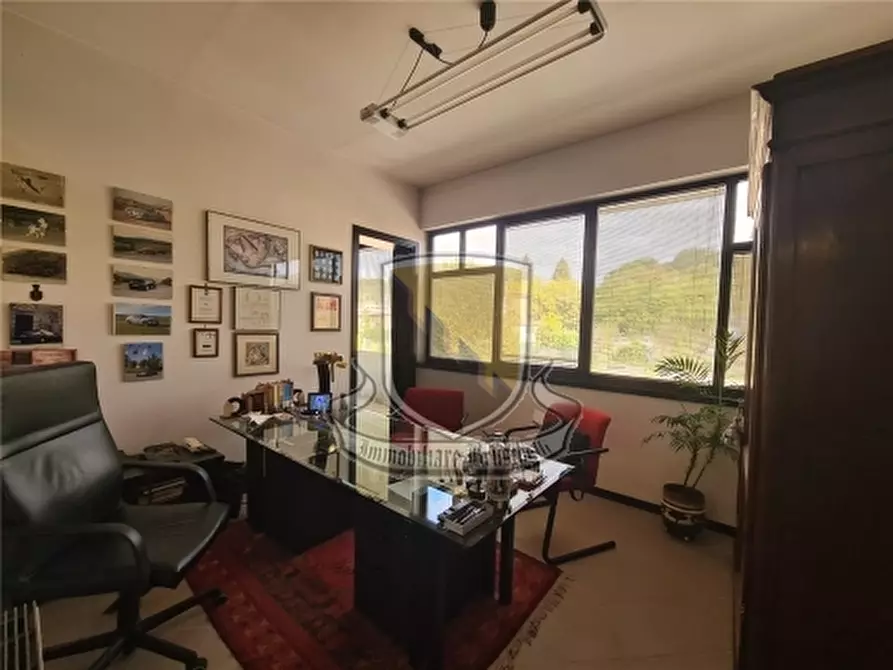 Immagine 13 di Negozio in vendita  a Siena