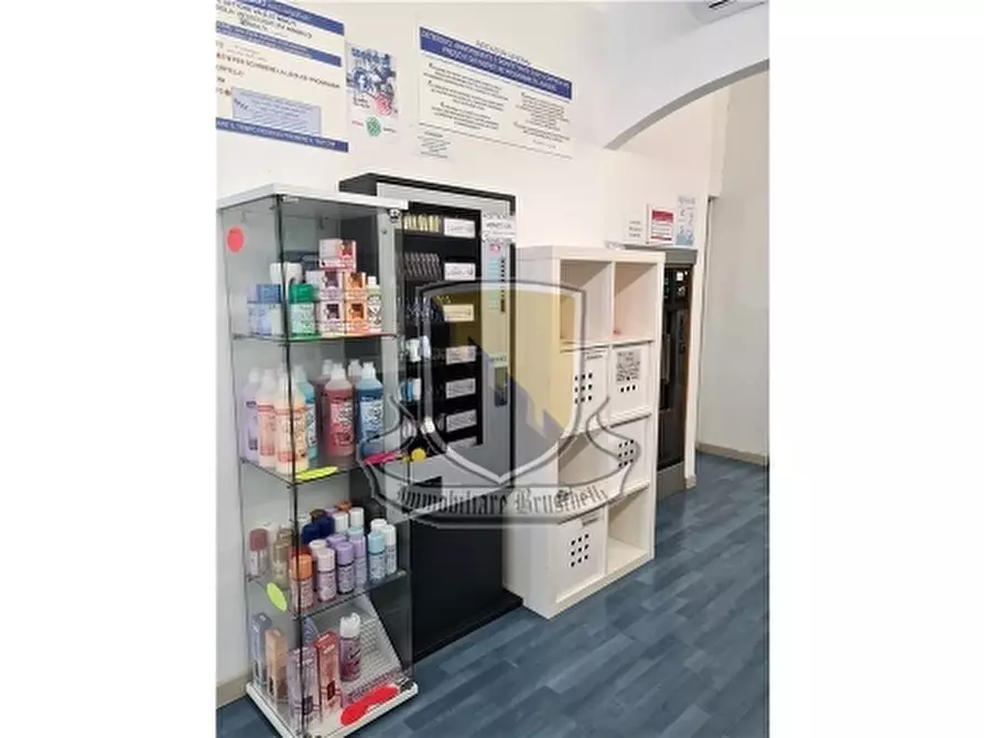 Immagine 9 di Negozio in vendita  a Sovicille