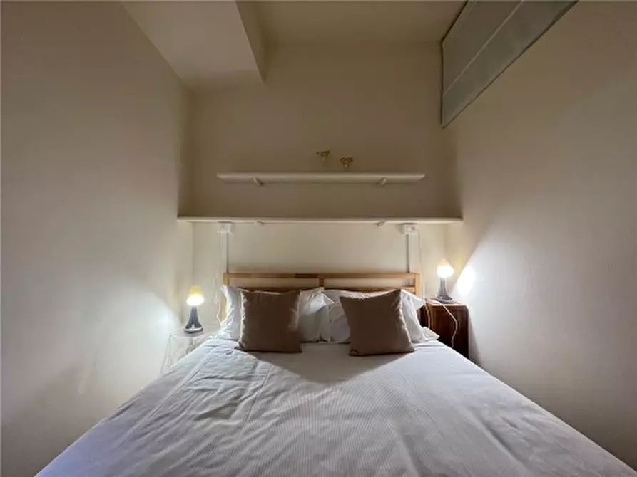 Immagine 11 di Appartamento in vendita  a Firenze