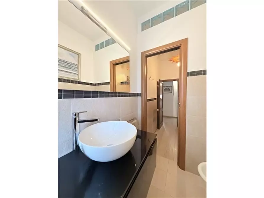 Immagine 19 di Appartamento in vendita  a Firenze