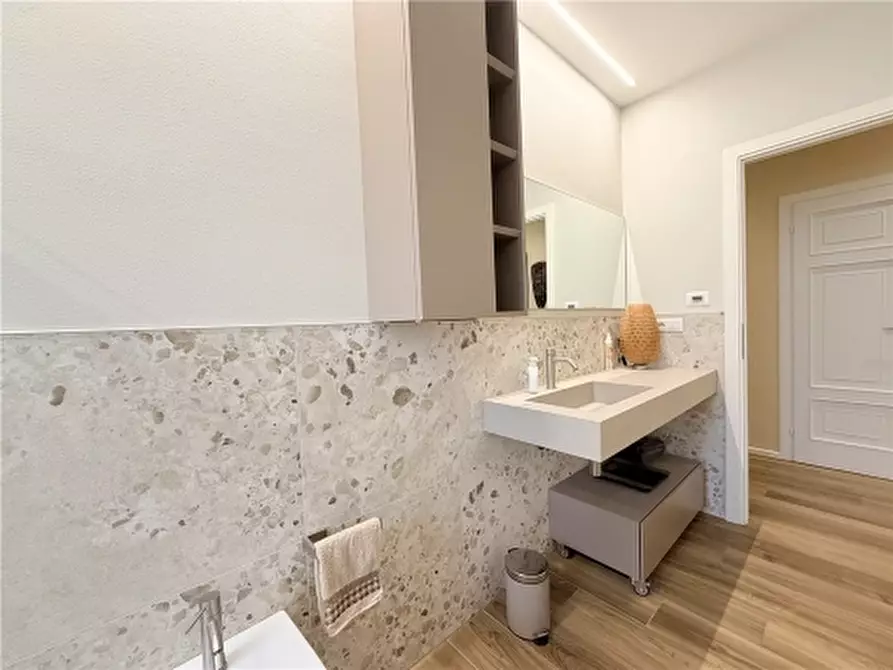 Immagine 31 di Appartamento in vendita  a Firenze