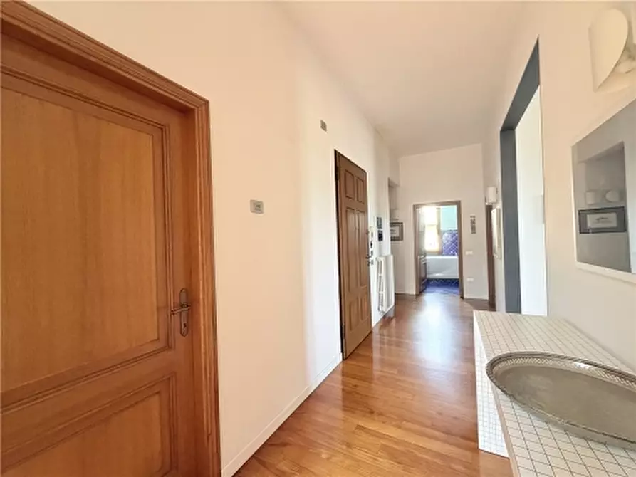 Immagine 13 di Appartamento in vendita  a Firenze