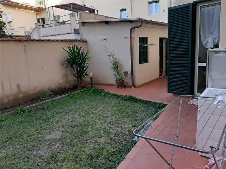 Immagine 2 di Villa in vendita  a Firenze