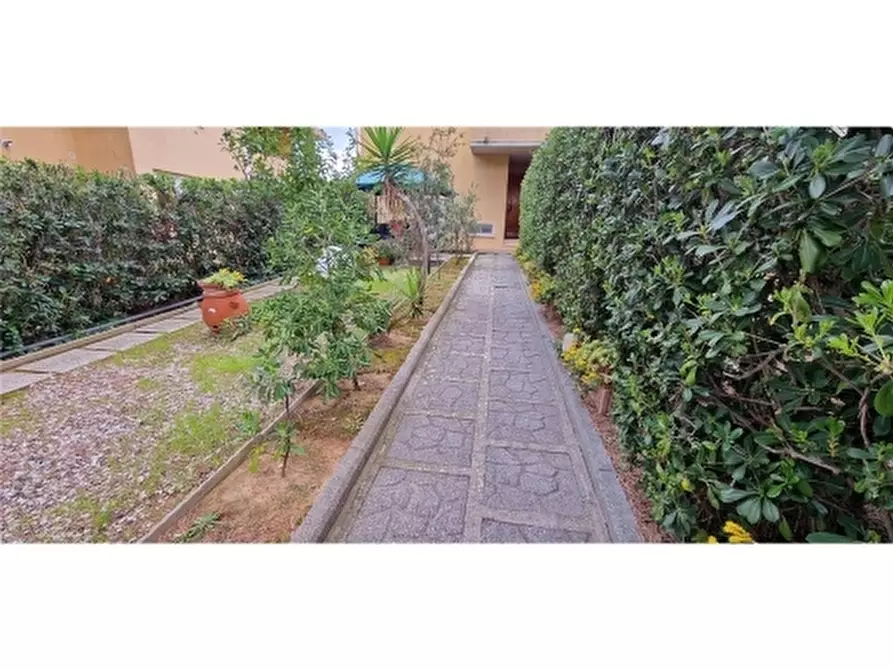 Immagine 30 di Villa in vendita  a Rosignano Marittimo