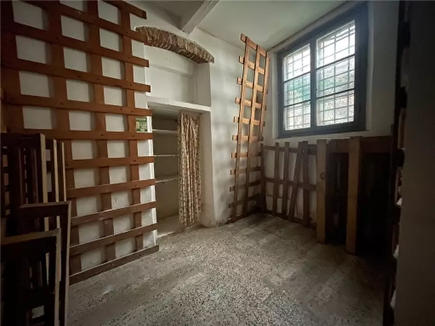 Immagine 21 di Negozio in vendita  a Firenze