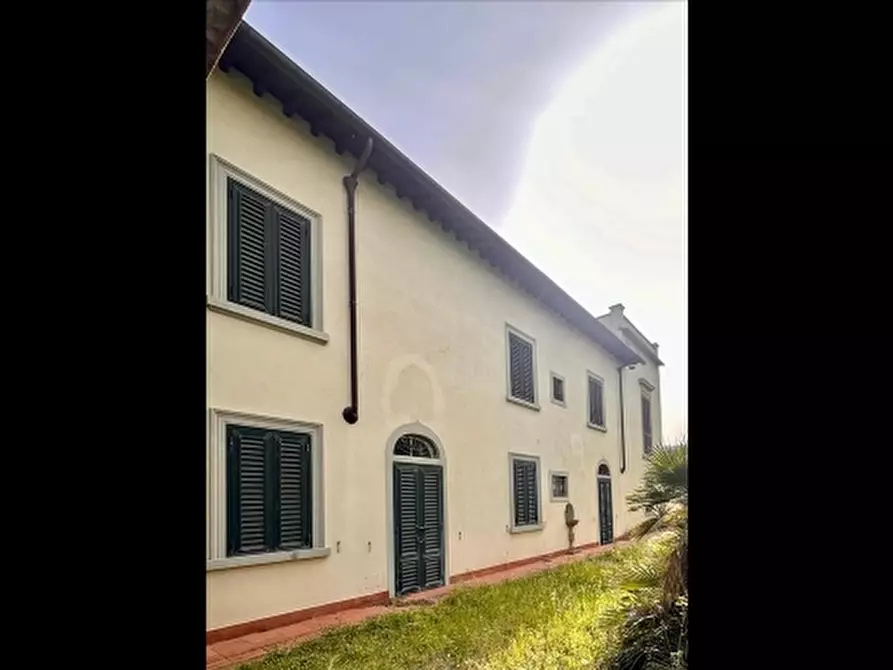 Immagine 1 di Villa in vendita  a Sesto Fiorentino
