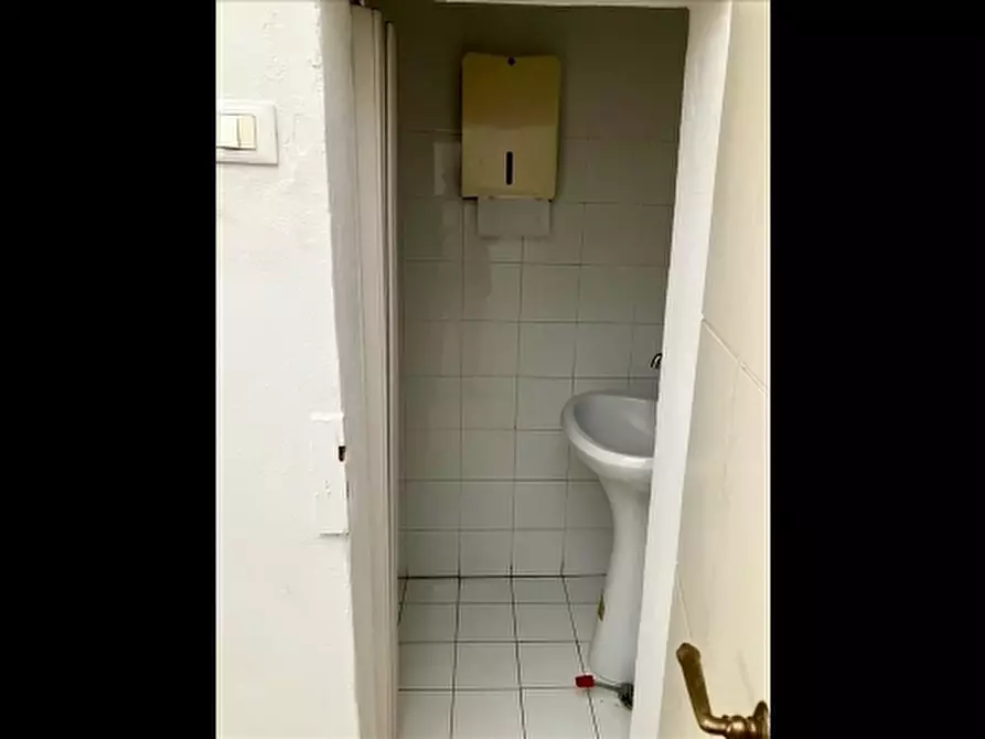 Immagine 5 di Negozio in affitto  a Firenze