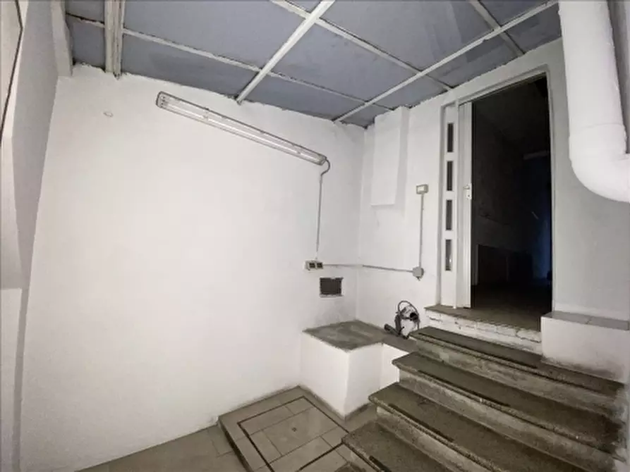 Immagine 12 di Negozio in affitto  a Firenze