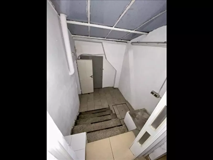 Immagine 13 di Negozio in affitto  a Firenze