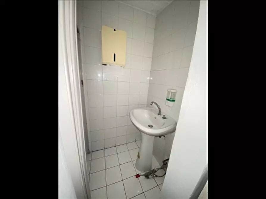 Immagine 14 di Negozio in affitto  a Firenze