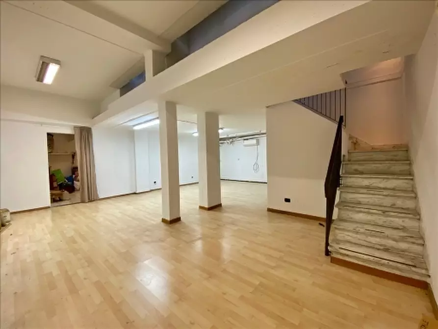 Immagine 12 di Negozio in affitto  a Firenze