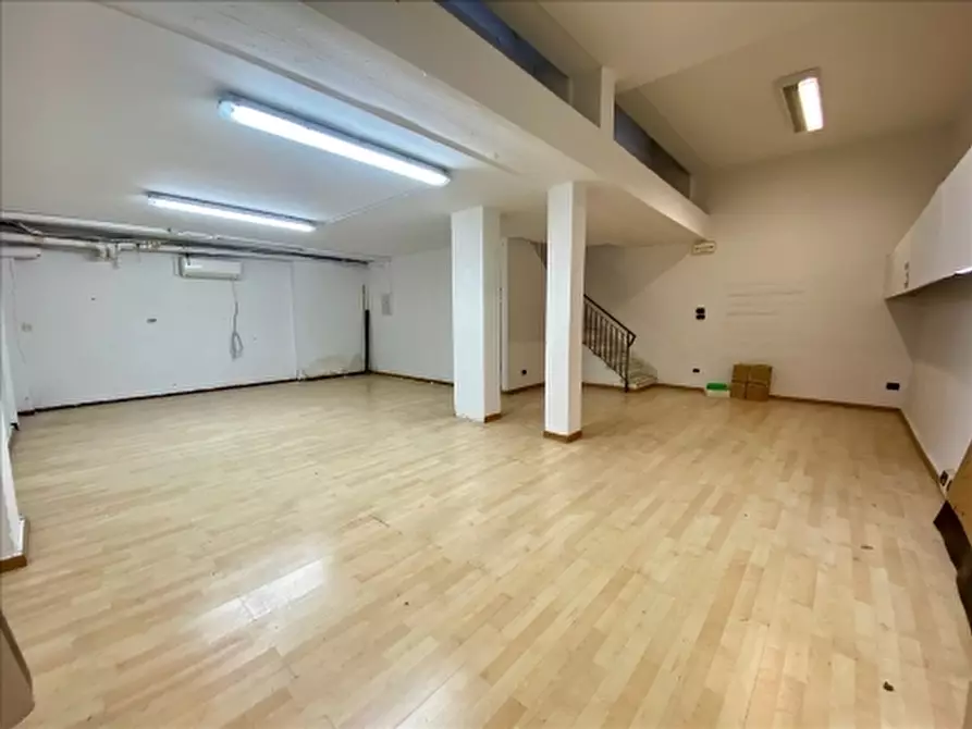 Immagine 13 di Negozio in affitto  a Firenze