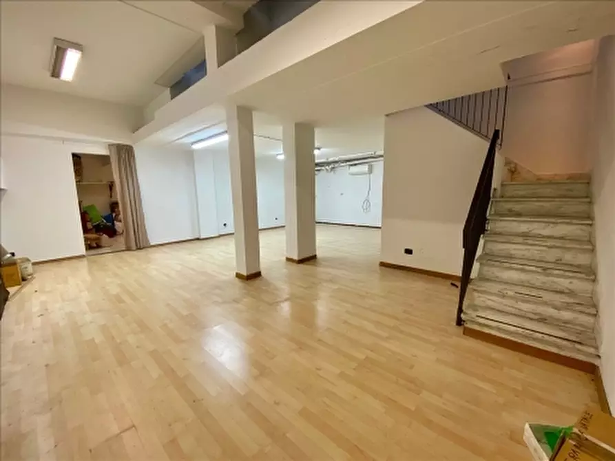 Immagine 14 di Negozio in affitto  a Firenze