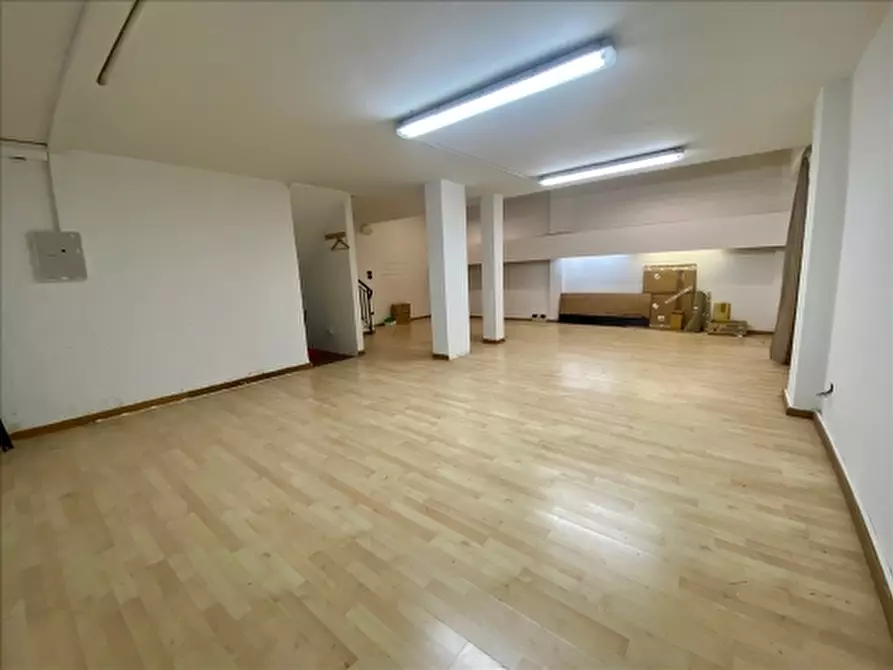 Immagine 15 di Negozio in affitto  a Firenze