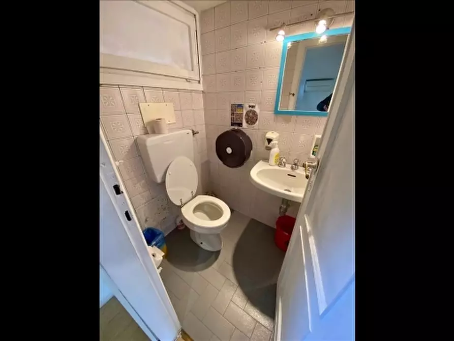 Immagine 16 di Negozio in affitto  a Firenze