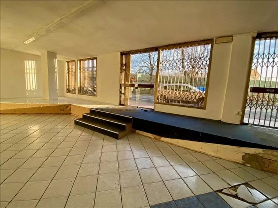 Immagine 2 di Negozio in affitto  a Firenze