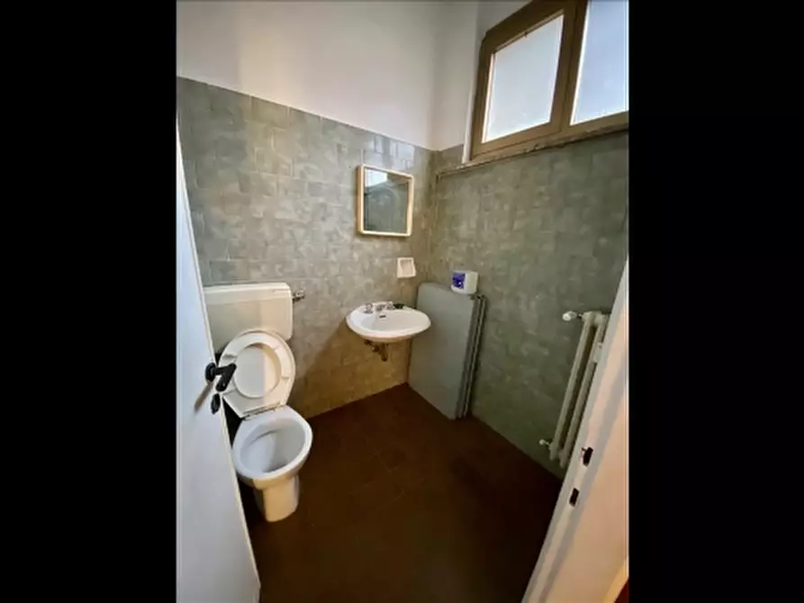 Immagine 10 di Negozio in affitto  a Firenze