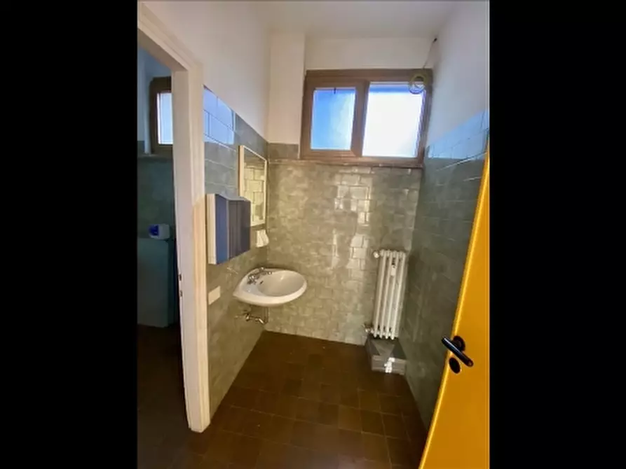 Immagine 11 di Negozio in affitto  a Firenze