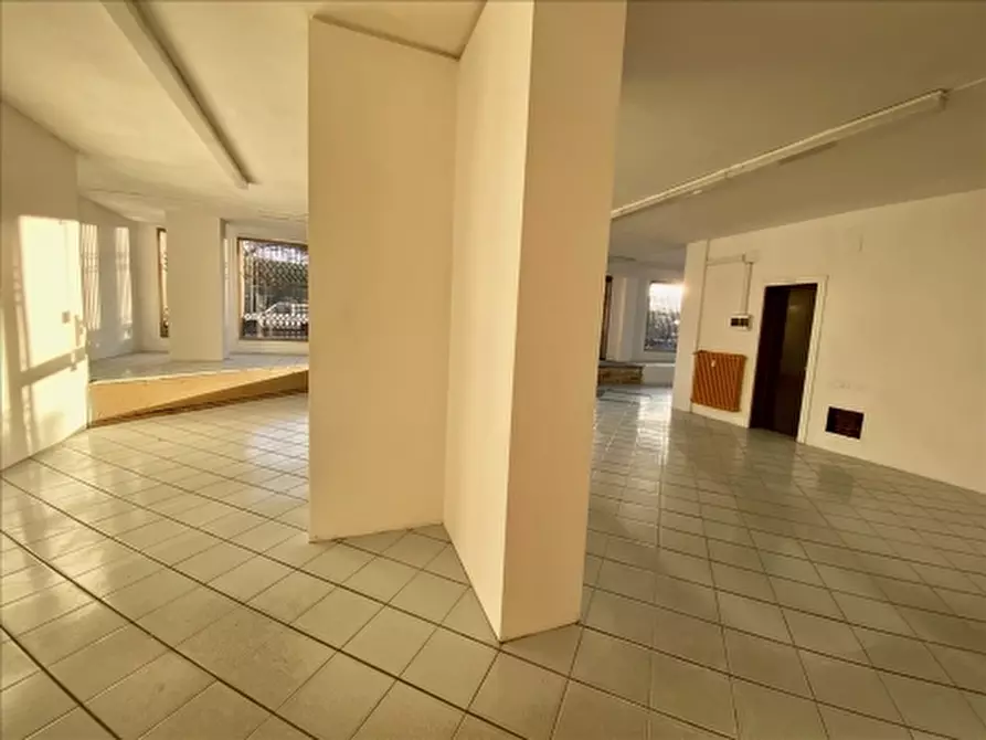 Immagine 13 di Negozio in affitto  a Firenze