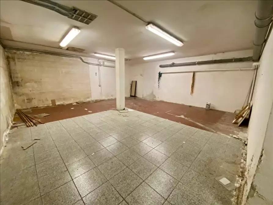 Immagine 10 di Negozio in affitto  a Firenze