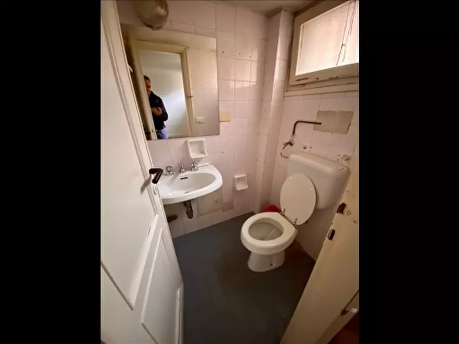 Immagine 13 di Negozio in affitto  a Firenze