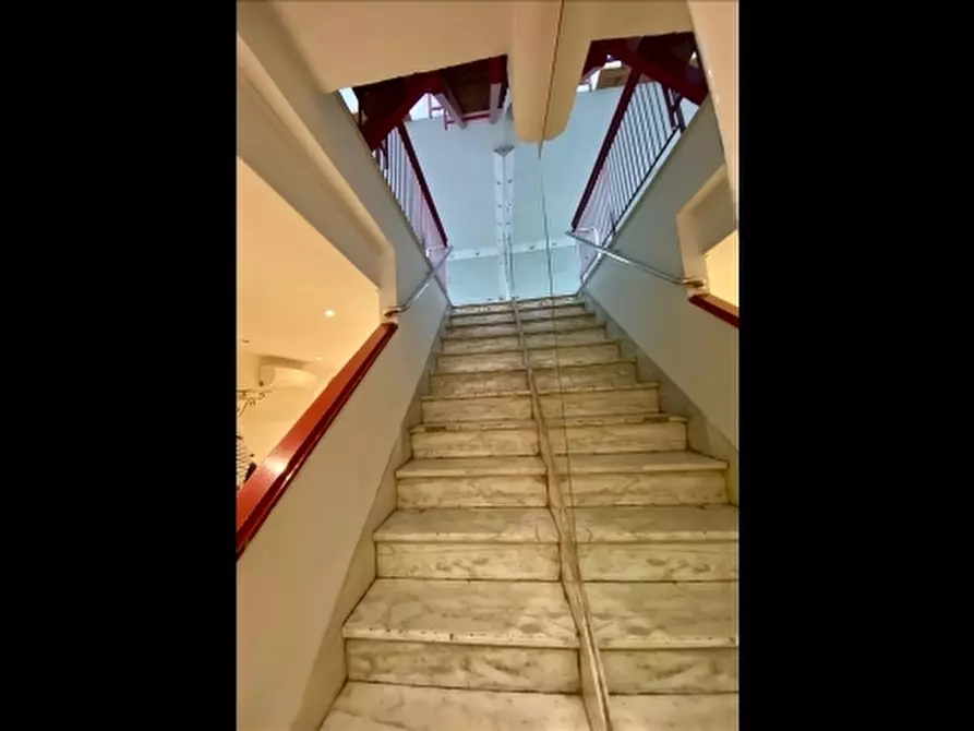 Immagine 14 di Negozio in affitto  a Firenze