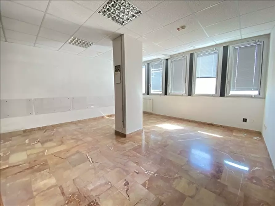 Immagine 2 di Negozio in affitto  a Firenze