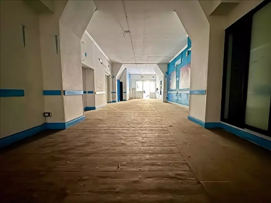 Immagine 2 di Negozio in vendita  a Firenze