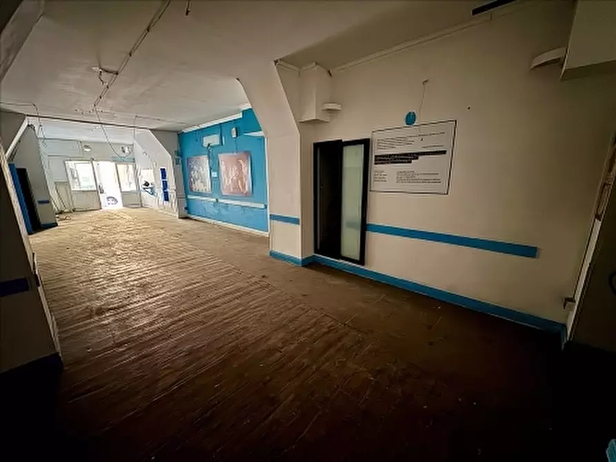 Immagine 3 di Negozio in vendita  a Firenze