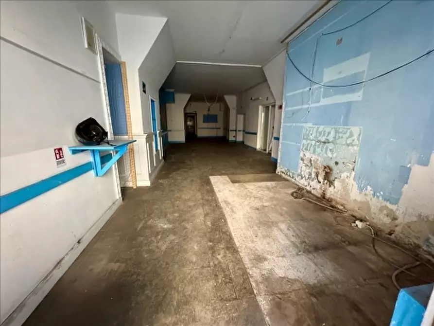 Immagine 4 di Negozio in vendita  a Firenze